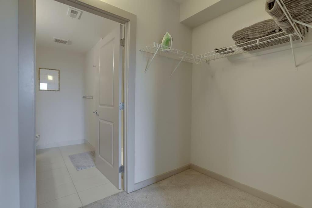 Wonderful 2Br Apartment At Crystal City Arlington Buitenkant foto