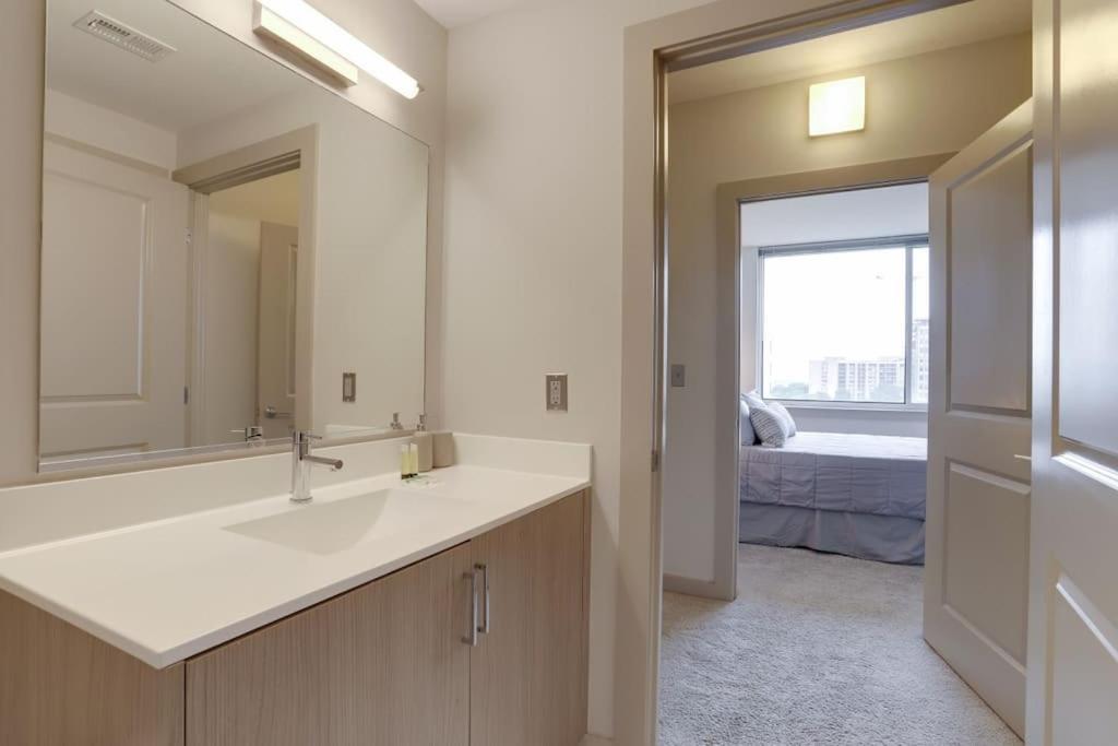Wonderful 2Br Apartment At Crystal City Arlington Buitenkant foto